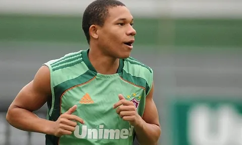 Arsenal tranh thủ 'kiếm chác' với Wellington Silva