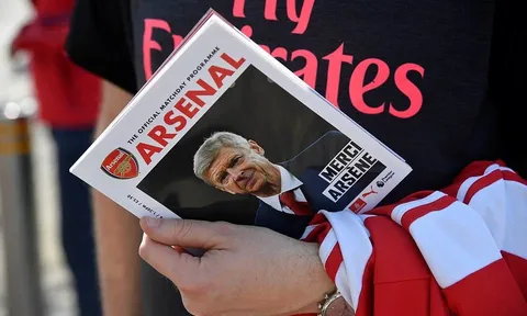 Arsene Wenger trở thành tâm điểm trên sân Emirates