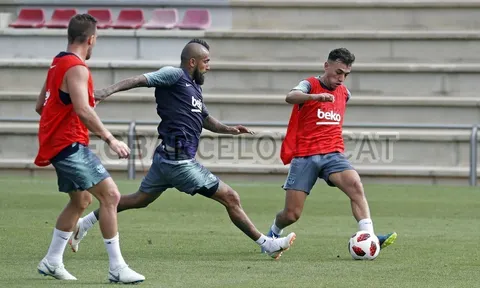 Arturo Vidal bị ma cũ 'bắt nạt' trên sân tập
