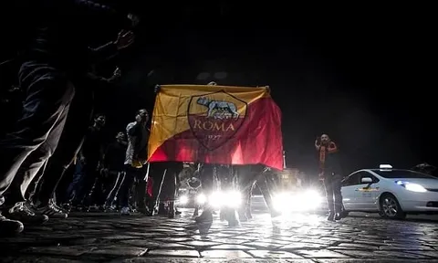 AS Roma hủy diệt Barca, thành Rome mở hội