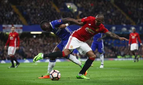 Ashley Young từ chối Stoke, quyết bám trụ tại Man Utd