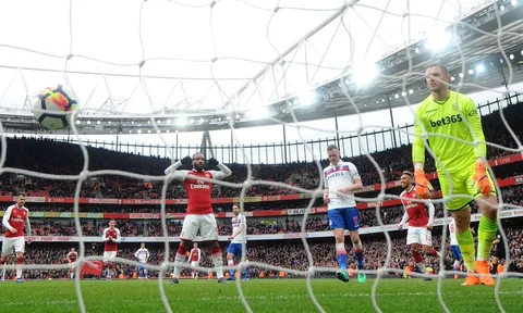 Aubameyang hành động đẹp với Lacazette: CĐV Arsenal có thể mơ