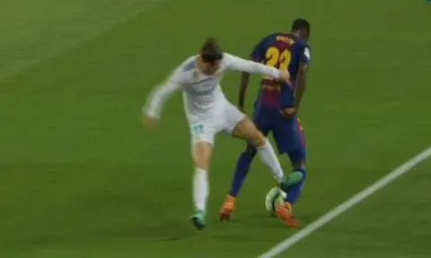 Gareth Bale may mắn thoát thẻ đỏ sau pha đạp bóng nguy hiểm