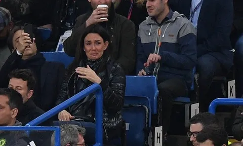 Bà xã Conte bật khóc trong ngày Stamford Bridge chào đón tân vương