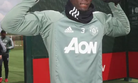 Bailly khoe bắp tay cuồn cuộn hòng tiền đạo Watford chùn chân