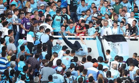 Argentina: CĐV bị ném chết từ độ cao 5 m