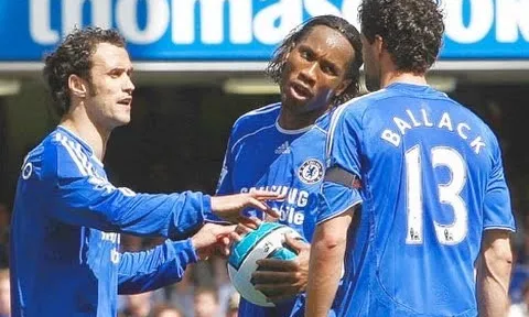 Ballack và Drogba từng tranh cãi kịch liệt vì... một quả đá phạt