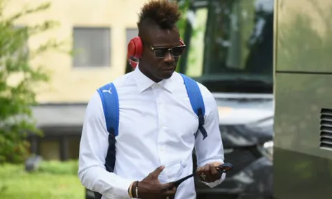 Balotelli cực ngầu khi cùng Italia lên đường tới Thụy Sĩ