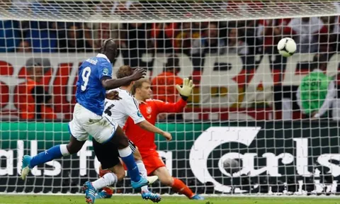 Balotelli nã đại bác làm tung lưới Manuel Neuer