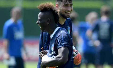 Balotelli trở lại, sân tập của Italia cũng nhộn hẳn ra