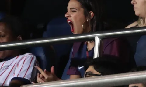 Bạn gái ngáp ngắn, ngáp dài xem Neymar thi đấu