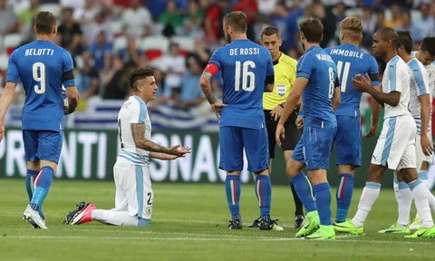 Bàn phản lưới nhà khó đỡ của Jose Gimenez trận gặp Italia