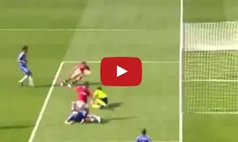 Bàn thắng siêu may mắn của Chicharito vào lưới Chelsea