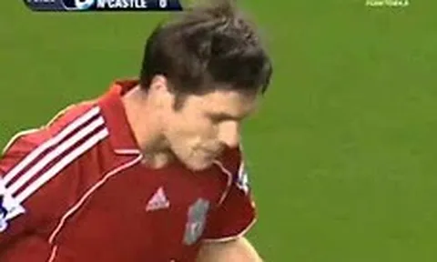 Bàn thắng từ giữa sân để đời của Xabi Alonso