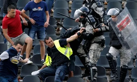 Bạo loạn nổ ra trong ngày Partizan Belgrade nâng cúp quốc gia