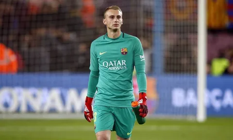 Barca hét giá 60 triệu euro cho thủ môn dự bị, Liverpool chùn tay