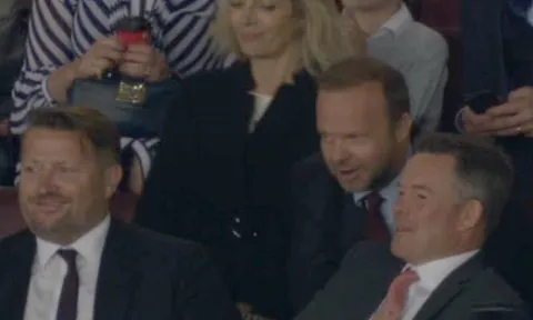 Bất chấp chỉ trích, Ed Woodward vẫn 'trêu ngươi' Mourinho