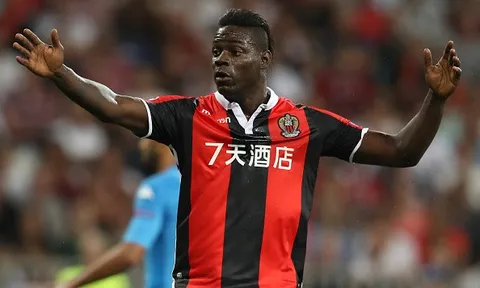 Bất lực, Balotelli cùng Sneijder đứng nhìn Napoli hành hạ Nice