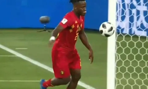 Batshuayi giải thích về màn ăn mừng đá bóng... vào mặt
