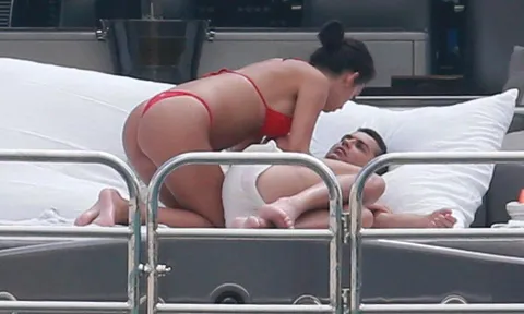 Bầu bì, bạn gái vẫn 'hết mình' với Ronaldo giữa biển