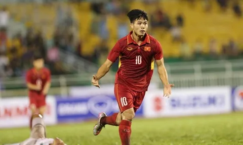 Bầu Đức khích lệ Công Phượng và Tuấn Anh trước trận gặp U22 Macau