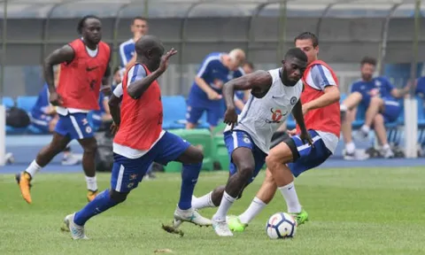 Bầu không khí cực nóng trong buổi tập đầu của Chelsea tại Bắc Kinh