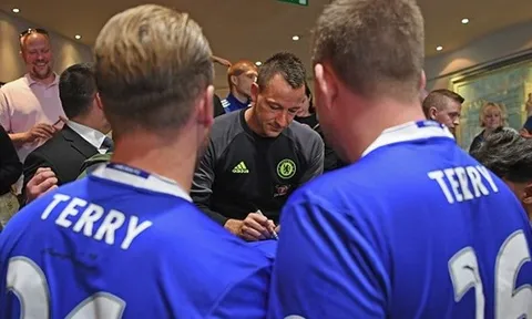 Bầu không khí lễ hội tại Stamford Bridge