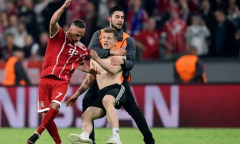 Bayern thất bại, fan cởi trần, túm áo Ribery 'hỏi tội'