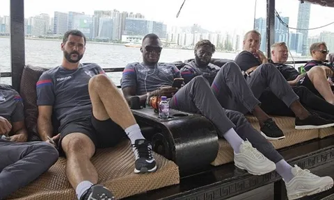 Benteke cực ngầu khám phá Hong Kong