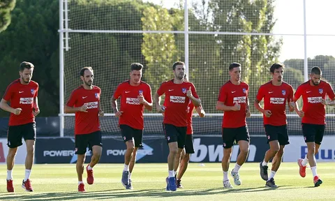 Bị cầm hòa ngày ra quân, sao Atletico lầm lì trở về sân tập