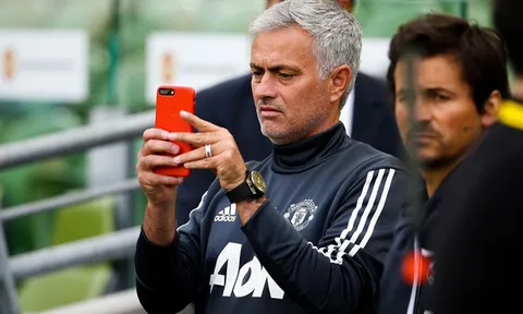 Bị CĐV ném đá, Mourinho xóa luôn tài khoản mạng xã hội