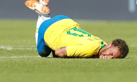 Bị đối thủ cho ngã 'sấp mặt' và đây là cách Neymar đáp trả