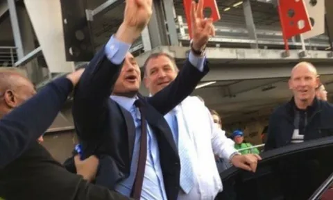 Trở lại thăm Chelsea, Lampard liên bị fan 'khủng bố'