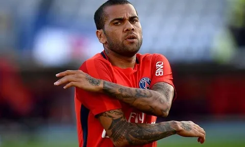 Bị fan Barca ném vào sọt rác, Dani Alves phản ứng thế nào?