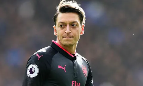 Bị loại khỏi Europa League, fan đổ xô trách hờn Ozil
