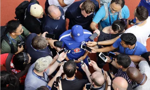 Bị phóng viên 'vây', Conte trút giận lên Morata?