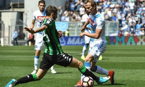 Bị Sassuolo níu chân, Napoli lỡ cơ hội bám đuổi Roma