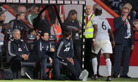 Bị thay ra, Paul Pogba có hành động xem thường Mourinho