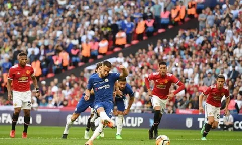 Biến Phil Jones thành người thừa, Hazard giúp Chelsea nâng cao cúp FA