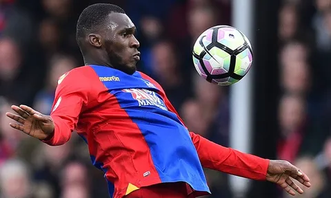 Big Sam kêu gọi Benteke "bớt thể hiện" trước Liverpool