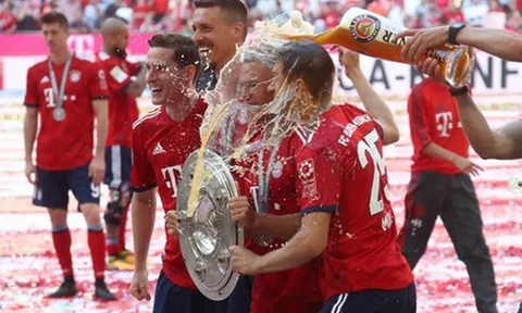 Thua thảm Stuttgart, Bayern Munich đăng quang với màn tắm bia