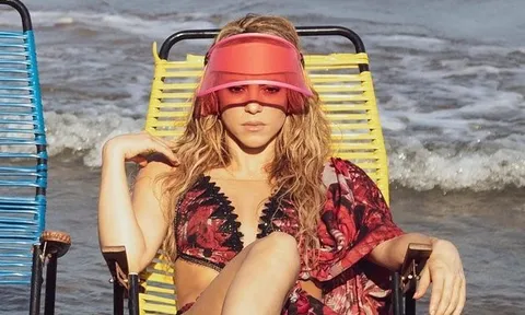 Bỏ mặc Pique đơn côi, 'máy bay bà già' Shakira khiến fan nóng mắt