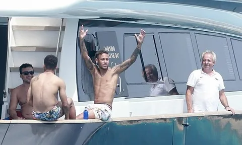 Bỏ mặc tin đồn, Neymar thư giãn bên du thuyền đắt giá
