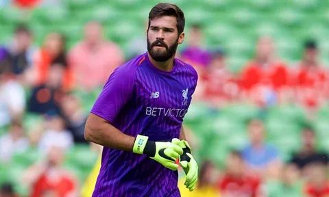 Bom tấn Alisson bị 'dìm hàng' bằng người thừa của Arsenal