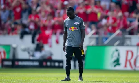 Bom tấn của Liverpool tạm biệt 'mái nhà' RB Leipzig bằng chiếc thẻ đỏ