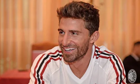 'Bom xịt' Borini tươi rói khi được AC Milan cứu giúp