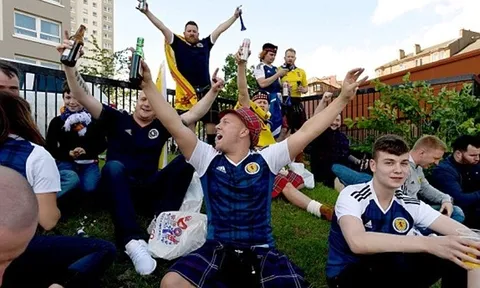 Bóng chưa lăn nhưng Scotland đã thắng vang dội