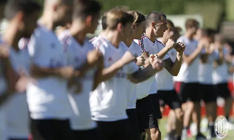Bonucci 'nhăn mặt' nghe chỉ dẫn từ HLV