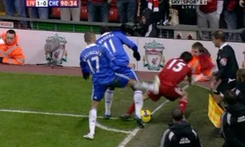 Bosingwa "xử đẹp" Benayoun vì tội câu giờ