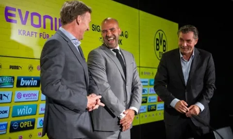 Bosz cười hết ga trong ngày đầu làm 'Boss' tại Dortmund